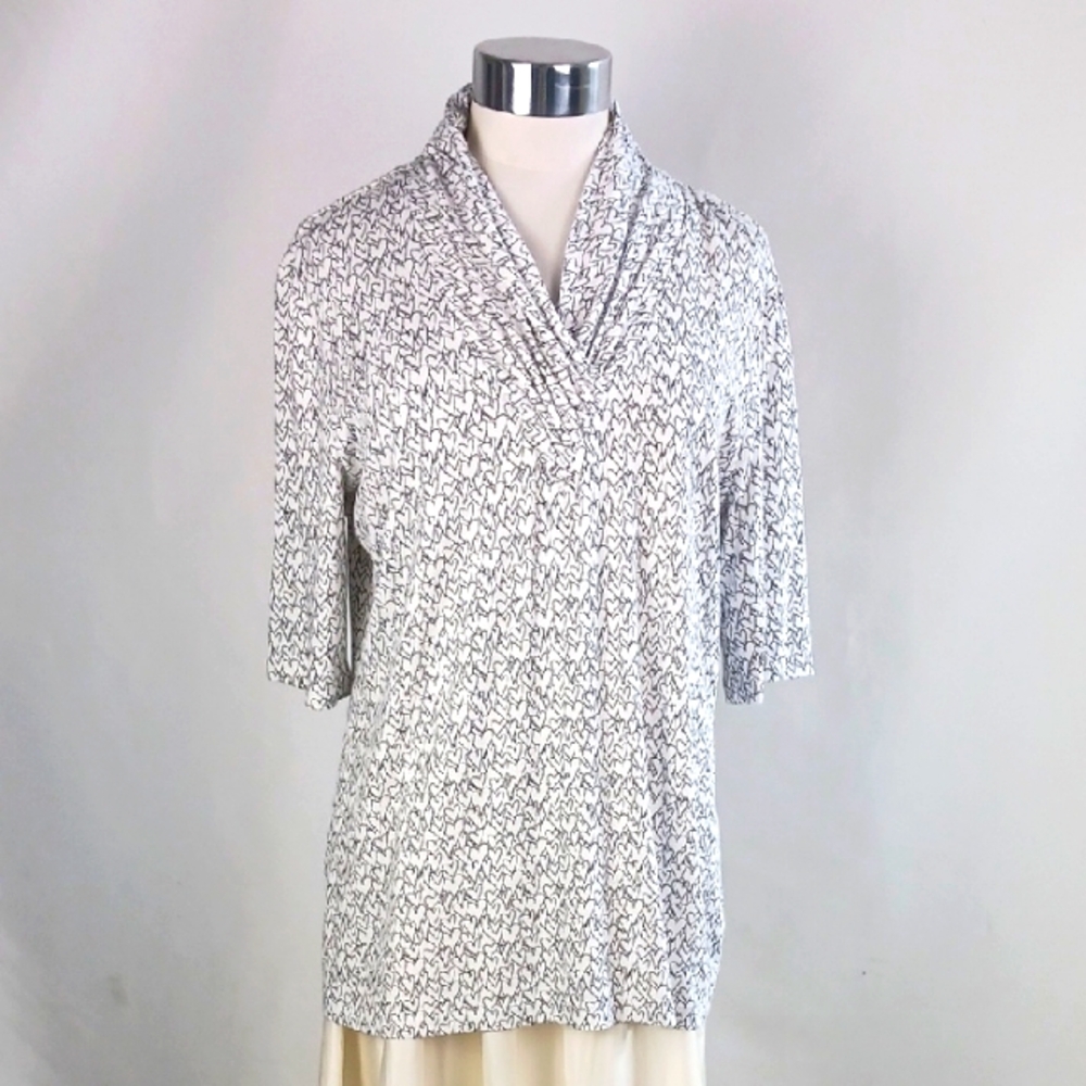 St. John Nwt. Blk Wh Heart Print Top.